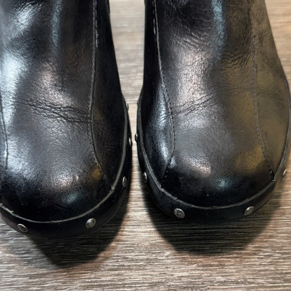 Merrell Black Leather shoes with Studded Detail woman’s 9.5 (s202)